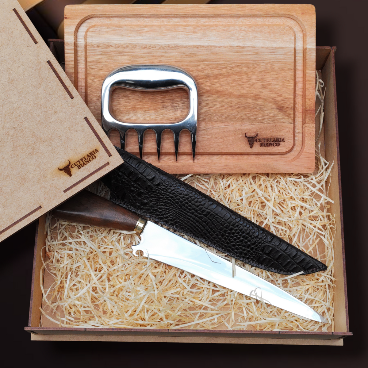 Kit Presente Bianco – Faca artesanal P/Churrasco + Tabua personalizada + Caixa P/Presente + Garra para Churrasco + Case em Couro